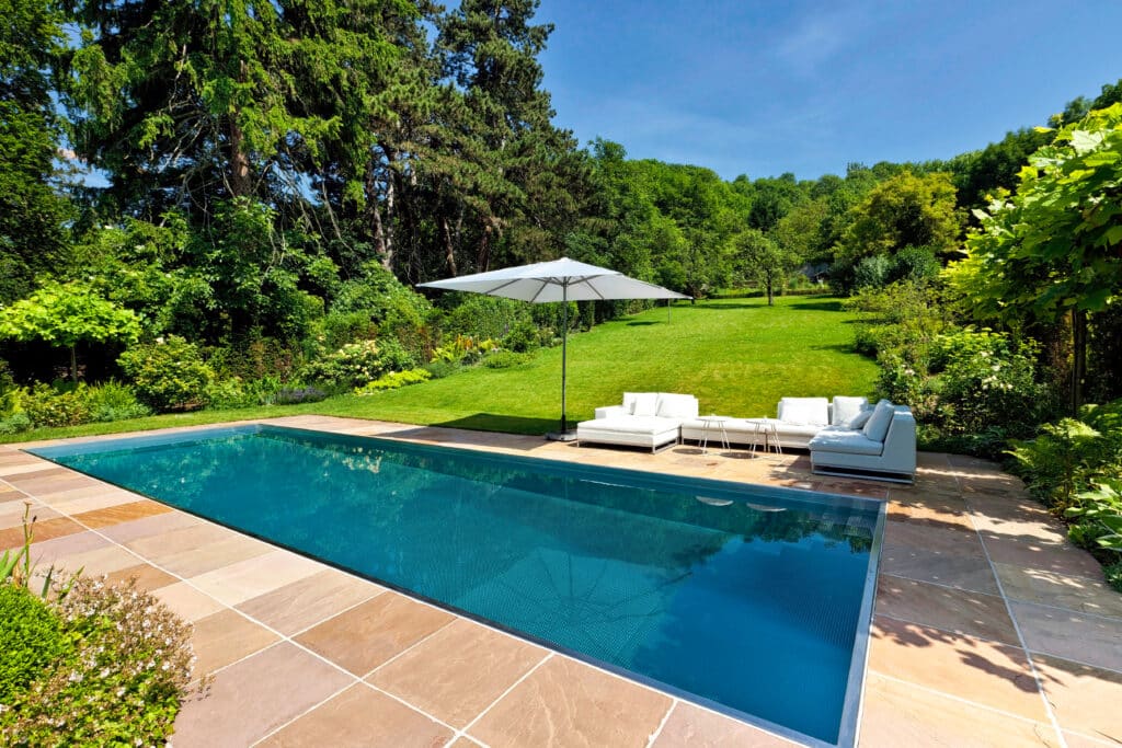 Modern,Swimming,Pool,In,Garden